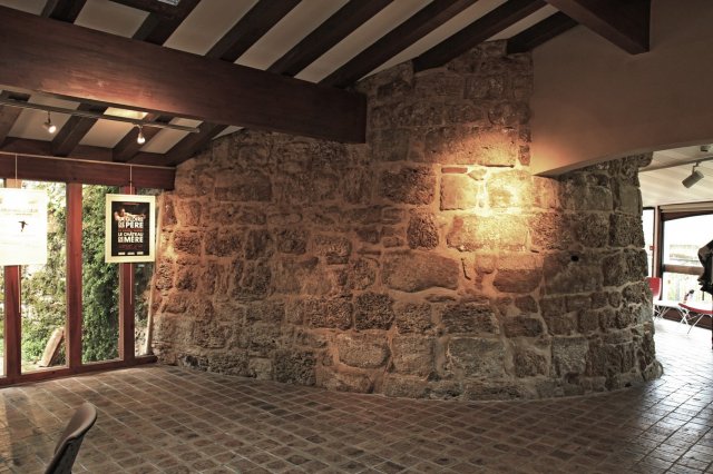 15. soubassement d\'une muraille dans l\'office du tourisme [photo JPV]
